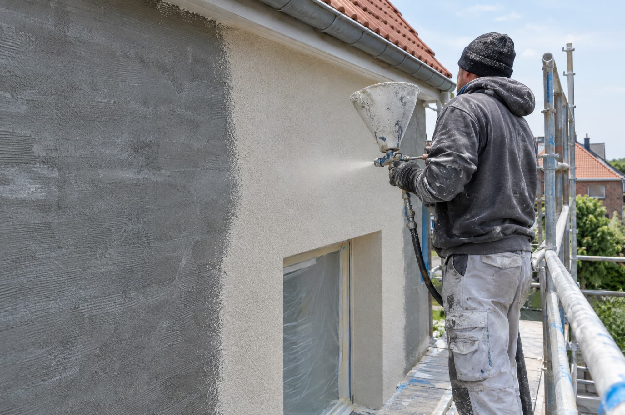 Crepi wordt aangebracht op een gevel in Vlaams-Brabant